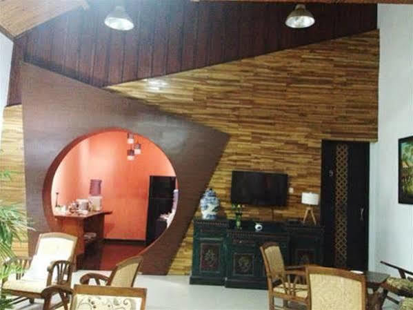 Puri Minggiran Guesthouse Yogya Jogjakarta Buitenkant foto